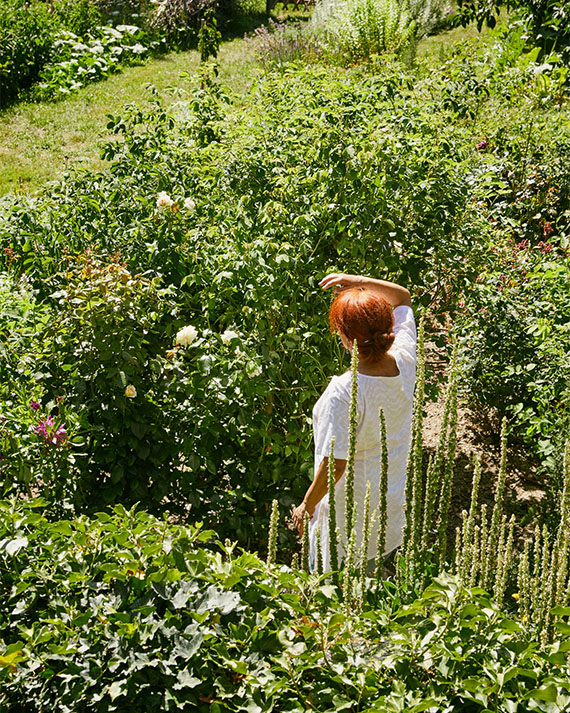 Michèle dans notre jardin