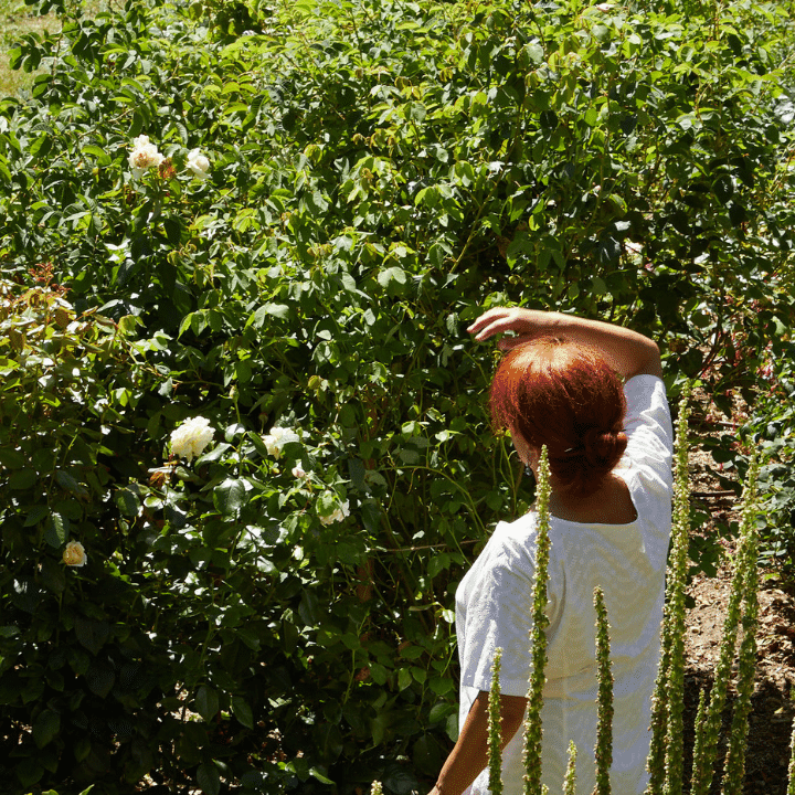 Michelle Cros, fondatrice des Douces Angevines dans le jardin de beauté