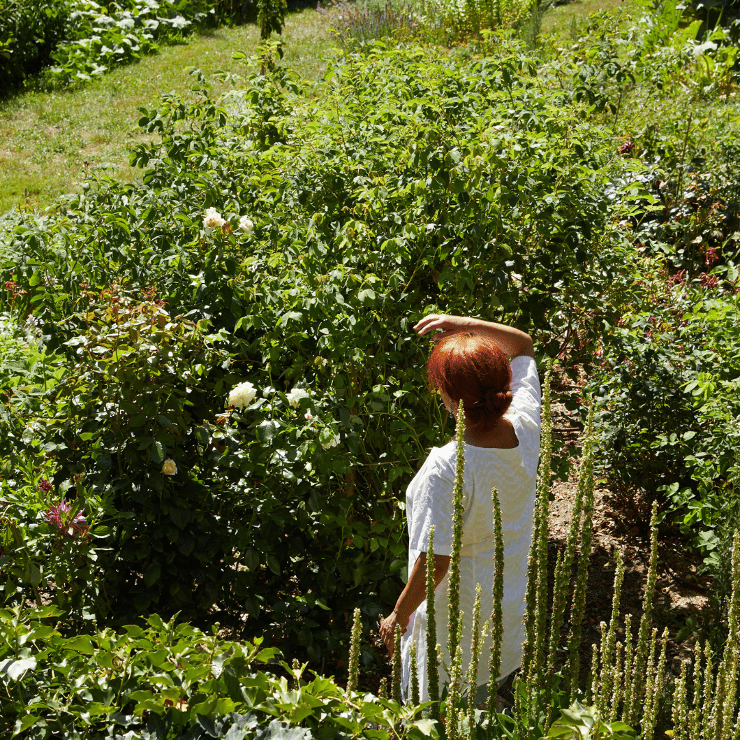 Michelle Cros, fondatrice des Douces Angevines dans le jardin de beauté